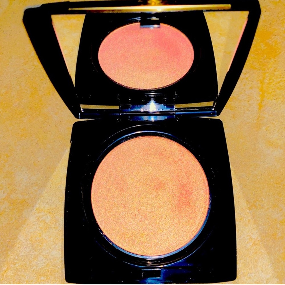 Compact highlighter with Mirror Lancome
